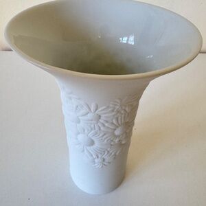 Rosenthal Porcelain White Vase Embossed Daisy Relief New